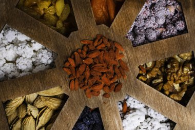 Karışık kuruyemiş kayısı, Kuru üzüm, ceviz, goji, fıstık sır badem sağlıklı gıda, Aperatif olarak gri arka plan üzerinde. vitaminler, lif, pektin, demir, potasyum, kalsiyum K vitamini E bor üstten görünüm