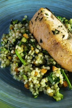 Arpa salatası ve çeşitli sebze Mısır havuç kabak soğan salatalık plaka ve kekik ot ile pişmiş somon gibi