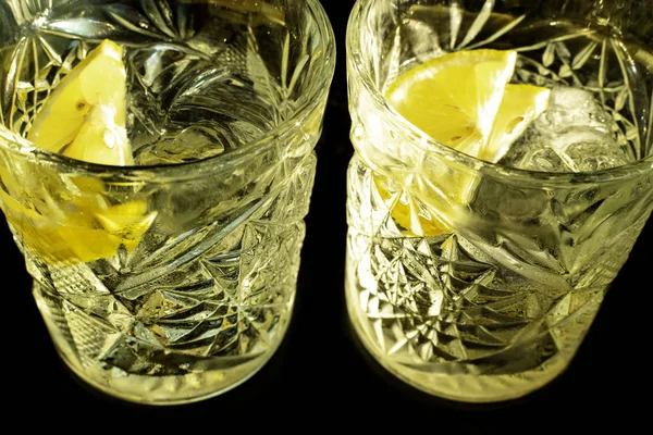 Vermute Martini Coquetel Álcool Com Limão Amarelo Sobre Fundo Preto — Fotografia de Stock