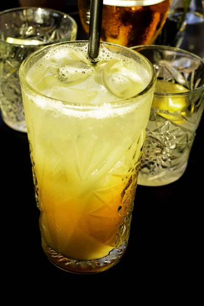 Fräsch Orange Alkohol Coctail Drink Och Två Glas Vin Martini — Stockfoto