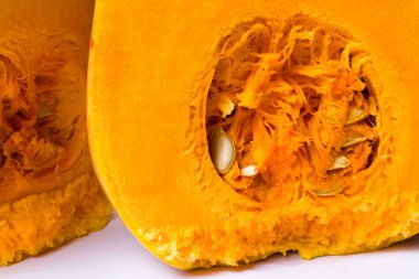 Beyaz bir arka planda Butternut kabak tohumu ile Japon kabak dilimlenmiş