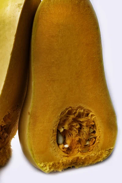 Beyaz Bir Arka Plan Üzerinde Butternut Kabak Japon Kabak Dilimlenmiş — Stok fotoğraf