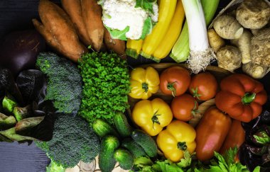 Farklı ham organik sebze arka plan, domates, salatalık, brokoli, kabak, patates, kereviz pırasa biber potasyum patlıcan karnabahar cardleach mor ve yeşil tere salatası, sağlık yemek