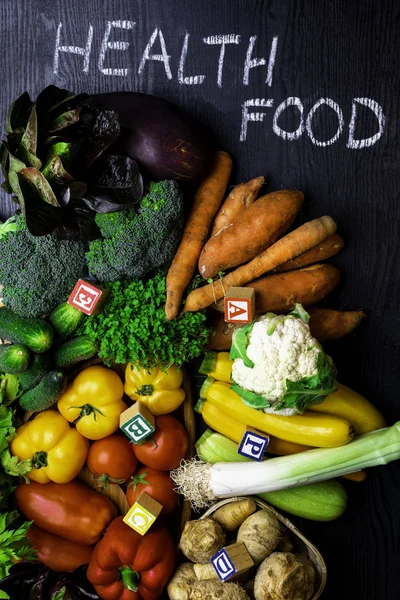 Verschiedene Rohe Bio Gemüse Hintergrund Tomaten Karotten Gurken Brokkoli Zucchini — Stockfoto