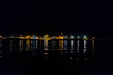 Yük Konteyner Vinç geceleri il limanda rıhtım, yatlar görüntüleme