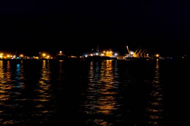 Yük Konteyner Vinç geceleri il limanda rıhtım, yatlar görüntüleme