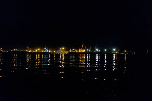 Грузовой Док Контейнерного Крана Ночью Провинциальном Порту Вид Яхты — стоковое фото