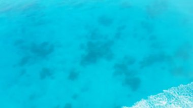 Berrak mavi su yüzeyinde üstten görüntüleyin. Su hareketli hazır animasyon döngüsü.