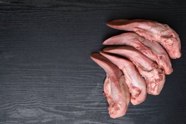 Siyah ahşap, gourment gıda anlayışı üzerinde çiğ domuz eti veya sığır eti dilleri