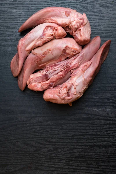 Lenguas Cerdo Ternera Crudas Sobre Mesa Madera Negra Concepción Alimentos —  Fotos de Stock