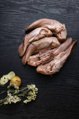 beş küçük Çiğ domuz eti veya sığır eti dilleri kekik ve soğan, gourment gıda anlayışı, metin için boş alan ile siyah ahşap tablo