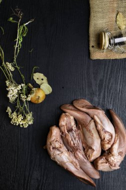 karabiber cam kavanoz, kekik, çul soğan, defne yaprağı siyah ahşap masa, gourment gıda anlayışı, metin için boş alan ile Çiğ domuz eti veya sığır eti dilleri