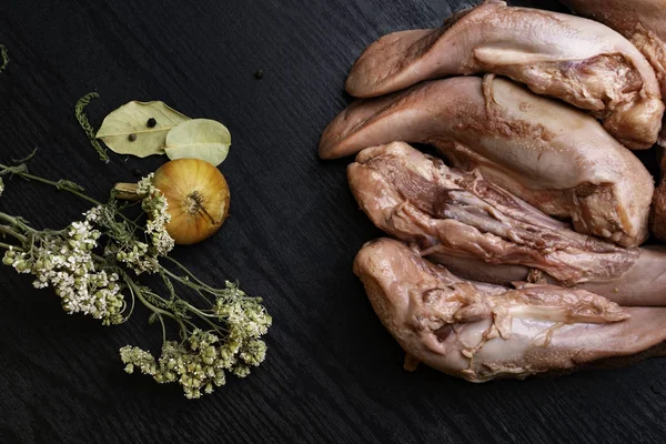 beş küçük Çiğ domuz eti veya sığır eti dilleri kekik, karabiber, defne yaprağı, soğan, gourment gıda anlayışı, metin için boş alan ile siyah ahşap tablo
