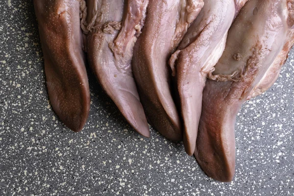 Cinco Lenguas Crudas Cerdo Carne Res Sobre Fondo Verde Comida —  Fotos de Stock
