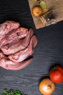 karabiber cam, defne ile Çiğ domuz eti veya sığır eti dilleri yapraklar, çul, kırmızı domates, siyah ahşap masa, gourment gıda anlayışı üzerinde tere salatası soğan