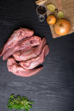 karabiber cam ile Çiğ domuz eti veya sığır eti dilin, bay yapraklar, çul, siyah ahşap masa, gourment gıda anlayışı üzerinde tere salatası soğan