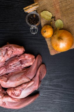 karabiber cam, defne ham beş domuz eti veya sığır eti dillerini yapraklar, siyah ahşap masa, gourment gıda anlayışı üzerinde çul soğan