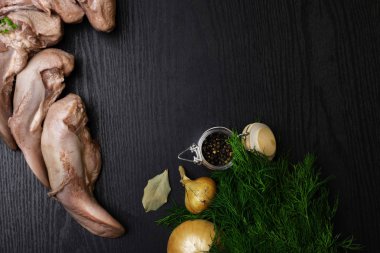 ham beş domuz eti veya sığır eti sebze ve baharatlar ile dilin, karabiber cam, defne yaprakları, soğan, dereotu siyah ahşap masa üzerinde gourment gıda anlayışı boş alan metin için