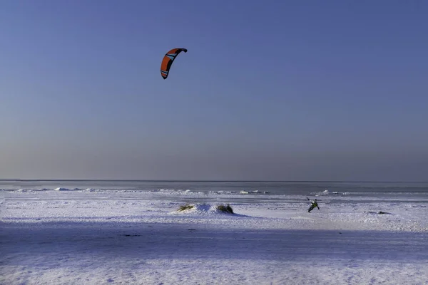 Сноубордист Воздушным Змеем Море Зимой Концепция Зимних Видов Спорта — стоковое фото