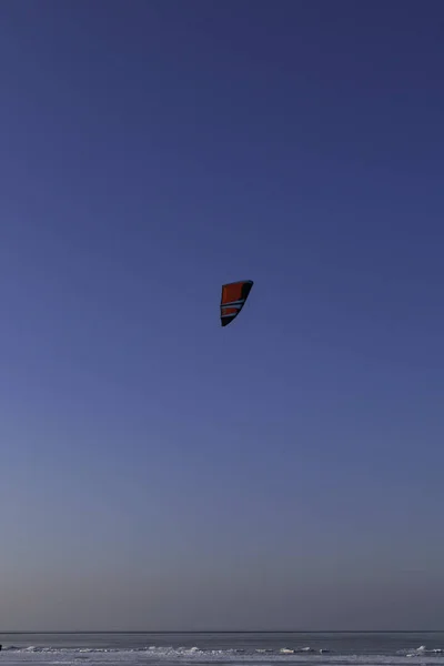 Snowboarder Mit Drachen Auf Dem Meer Winter Das Konzept Des — kostenloses Stockfoto