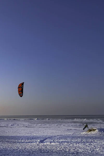 Сноубордист Воздушным Змеем Море Зимой Концепция Зимних Видов Спорта — стоковое фото