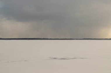 kar alan. düz kalın beyaz bulutlar ile mavi gökyüzü altında beyaz kar ile kaplı. kar yağışı, fırtına, kar fırtınası daha önce. Blizzard önsezi. blizzard beklentisiyle.