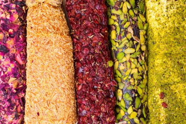 Çeşitli Türk lokumu barlar şeker kaplı yumuşak şeker, lokum ile fındık, kızılcık, gül, meyve