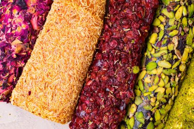 Çeşitli Türk lokumu barlar şeker kaplı yumuşak şeker, lokum ile fındık, kızılcık, gül, meyve