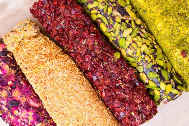 Çeşitli Türk lokumu barlar şeker kaplı yumuşak şeker, lokum ile fındık, kızılcık, gül, meyve