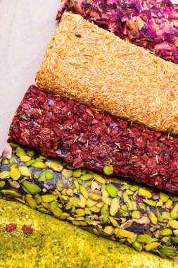 Çeşitli Türk lokumu barlar şeker kaplı yumuşak şeker, lokum ile fındık, kızılcık, gül, meyve