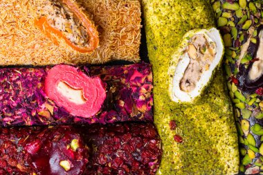 Çeşitli Türk lokumu barlar şeker kaplı yumuşak şeker, lokum ile fındık, kızılcık, gül, meyve