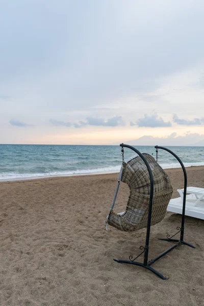 Rattan Lounge Sandalye Güzel Plaj Arka Plan Üzerinde Beyaz Yastık — Stok fotoğraf