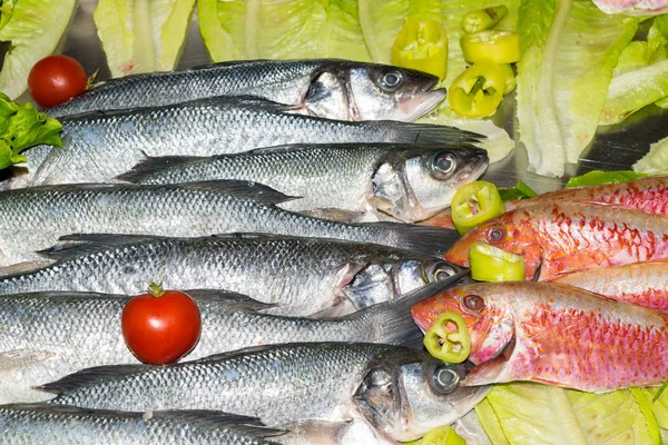 Vissen Een Markt Met Groenten Haring Mul Koop Vis Met — Stockfoto