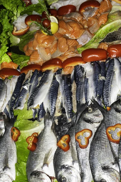 Verschillende Soorten Vis Met Rode Paprika Citroen Letucce Markt Mediterrane — Stockfoto