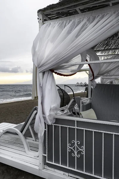 Stan Bílou Tkaninou Moři Luxusní Beach Dovolenou Beach Život Výhled — Stock fotografie