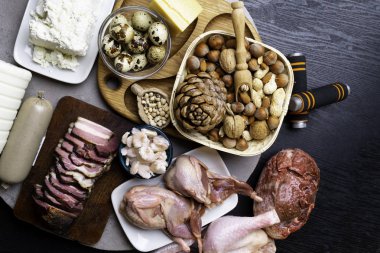 Yüksek protein yiyecek için vücut geliştiriciler yağsız biftek, domuz pate, süt, peynir, tavuk, karides yumurta, fasulye, fındık, halter ağırlık, protein kaynakları sağlıklı beslenme veya diyet kavramı