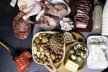 Yüksek protein yiyecek için vücut geliştiriciler yağsız biftek, domuz pate, süt, peynir, tavuk, karides yumurta fasulye, fındık, boks eldiveni, protein kaynakları sağlıklı beslenme veya diyet kavramı