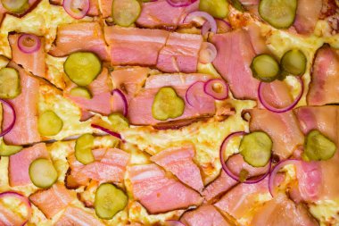 pastırma jambon, soğan, salatalık, peynir üzerinde ahşap masa, sağlıksız yiyecek pizza