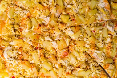 Ananas ve rustik siyah ahşap masa üzerinde tavuk bütün Hawai pizza