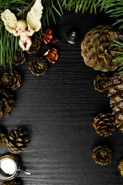 bir koyu ahşap Çamın dalları ve dekor, melek, koniler, küçük arka plan Çaydanlık, kırmızı Noel oyuncak, metin için boş alan