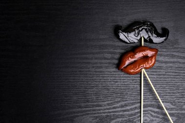 Karnaval parti aksesuarları şeker kadın kırmızı dudaklar ve siyah bir arka plan, aşk kavramı, erkek ve kadın, 14 Şubat, Erkek sakal ayıklayacaktır