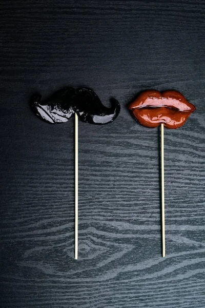 Nep Rode Lippen Man Baard Zoete Ijspegels Man Vrouw Concept — Stockfoto