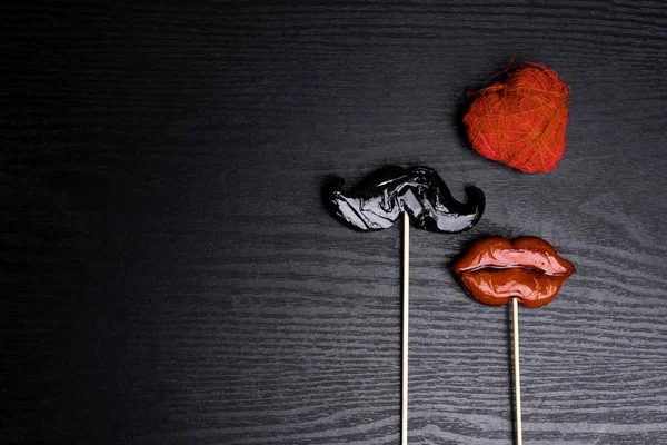 Karnawał Party Akcesoria Cukierków Kobieta Czerwone Usta Człowiek Mustach Czerwone — Zdjęcie stockowe