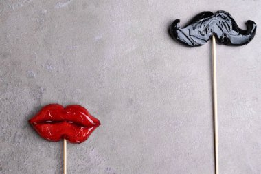 Karnaval parti aksesuarları şeker kadın kırmızı dudaklar ve siyah bir arka plan, aşk kavramı, erkek ve kadın, 14 Şubat, Erkek sakal ayıklayacaktır