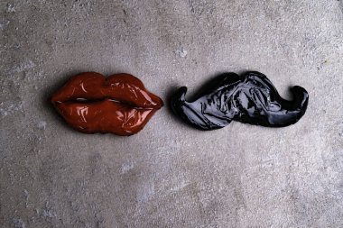 sahte kırmızı dudaklar ve sakallı tatlı buz sarkıtları, erkek ve kadın kavramı, aşk 14 Şubat Sevgililer günü, adam ayıklayacaktır