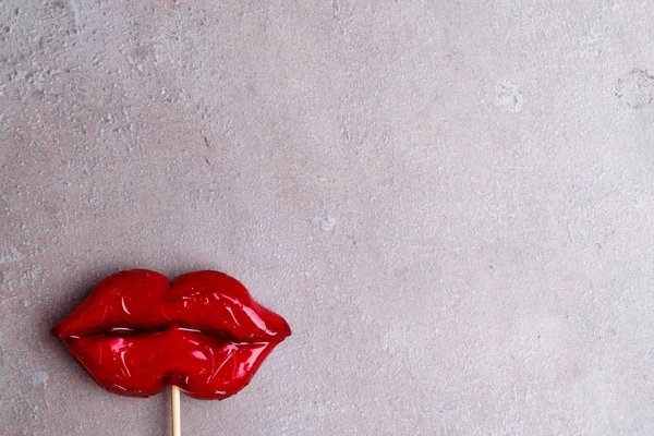 Leuchtend Rote Lippen Bonbonküsse Valentinstag Nahaufnahme Isoliert Auf Grauem Hintergrund — Stockfoto