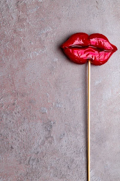 Labios Rojos Brillantes Besos Caramelo Día San Valentín Cerca Aislado —  Fotos de Stock