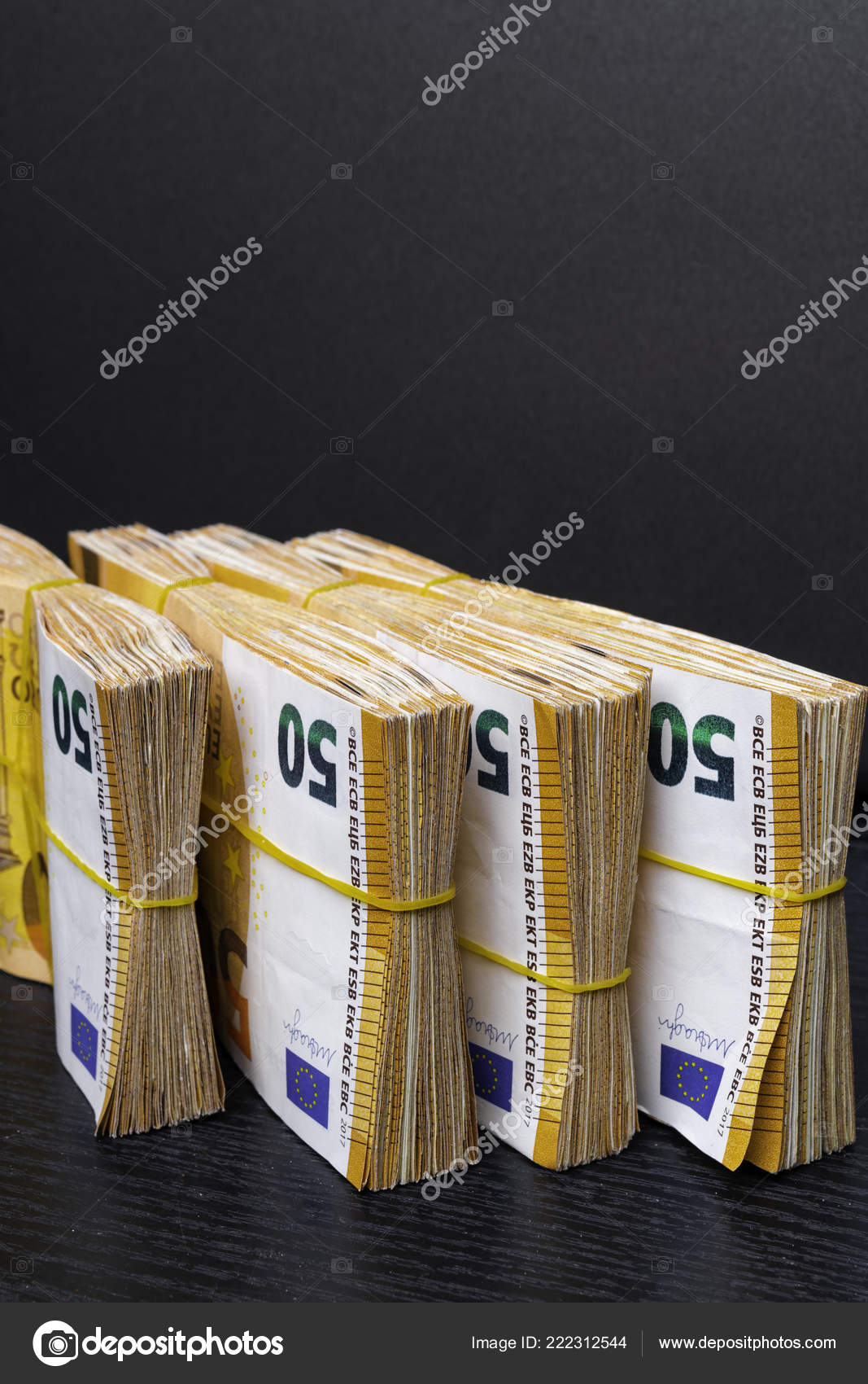pacotes-notas-euro-reais-notas-euros-com-faixa-borracha-isoladas-fotos