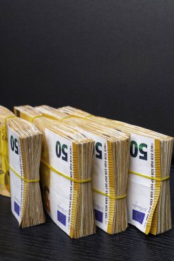 50 gerçek euro yığını 50'lik banknot lastik bant, siyah arka plan üzerine izole altında notlar. Değerinde 2500 € hakkında