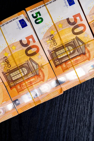 Montón Billetes Euros Reales Billetes Euros Bajo Banda Elástica Aislados — Foto de Stock